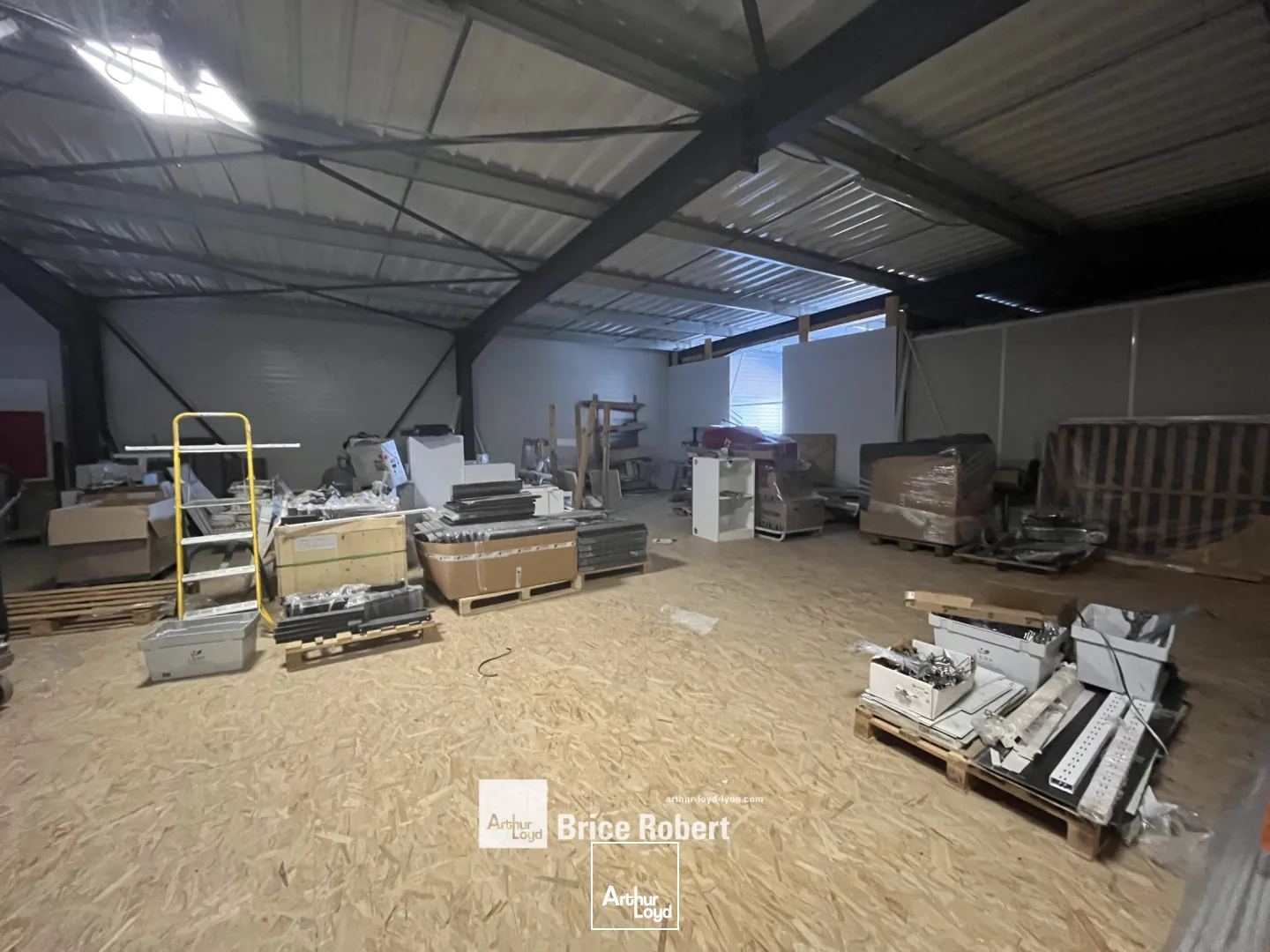 Locaux d'activités à vendre à SAINT MARTIN EN HAUT 69850