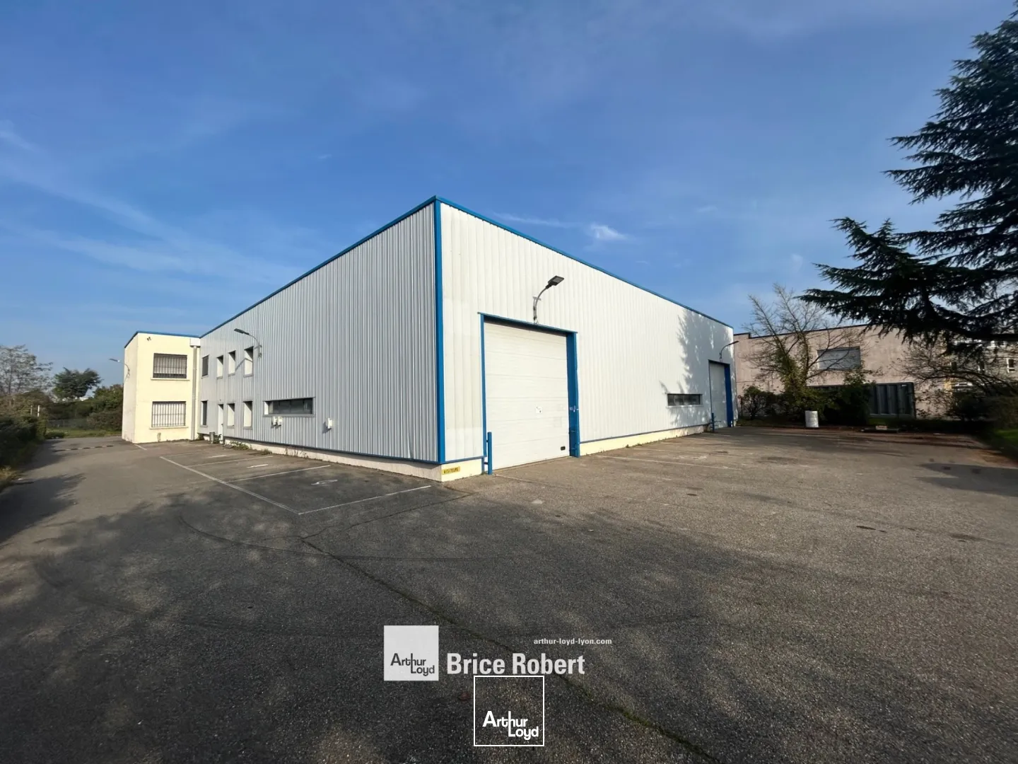 A vendre - Entrepôt indépendant avec un un accès camionnettes - Chassieu