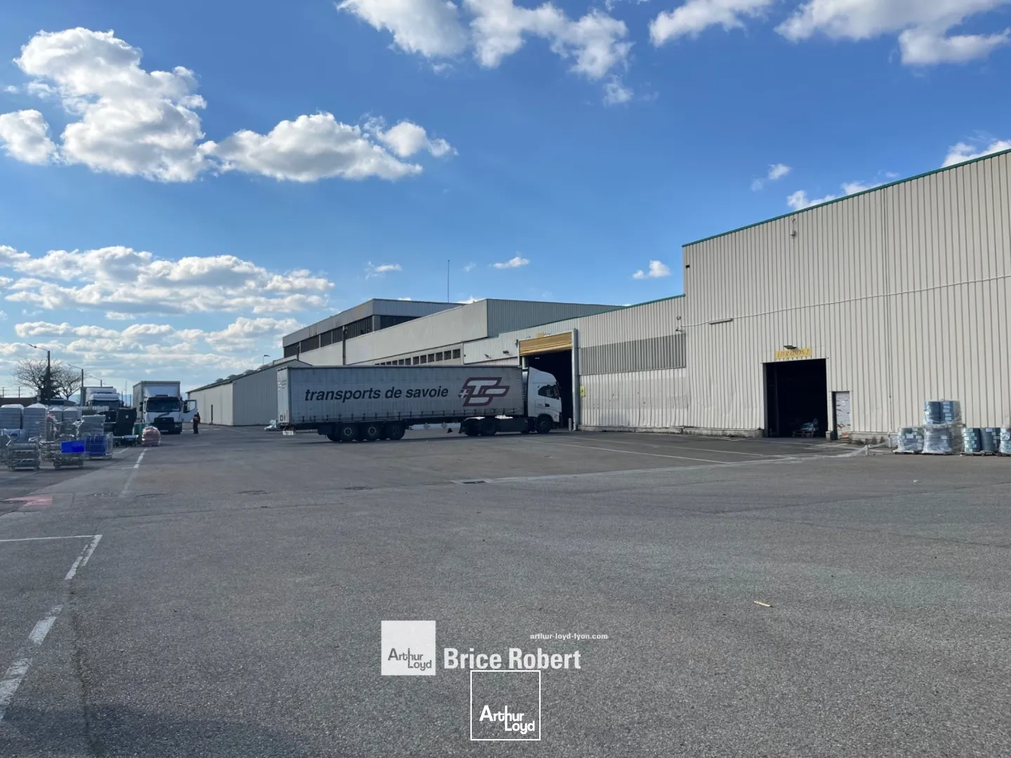 à louer - Locaux d'activités de plus de 25 000 m² - Saint-Priest