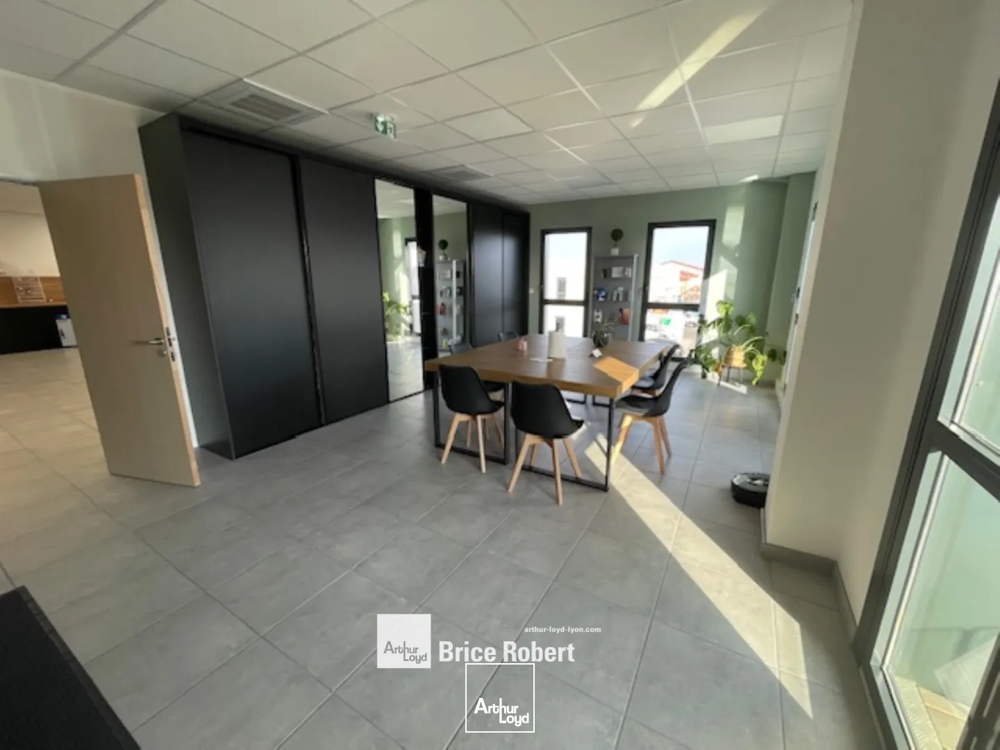 A louer - MILKY PARC - Bureaux avec parkings - Décines Charpieu