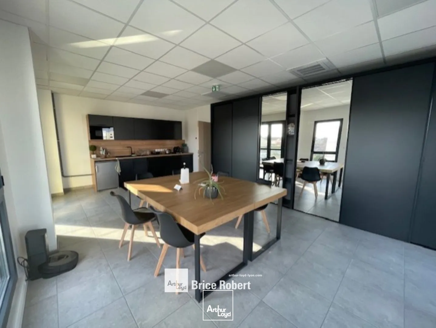 A louer - MILKY PARC - Bureaux avec parkings - Décines Charpieu