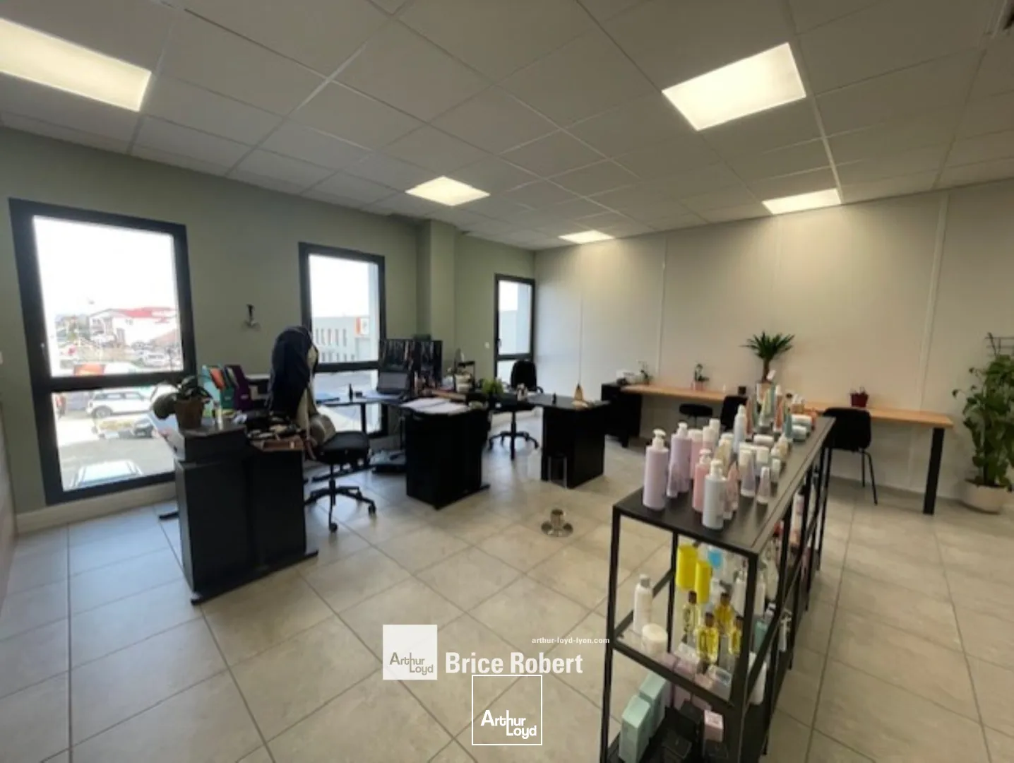 A louer - MILKY PARC - Bureaux avec parkings - Décines Charpieu