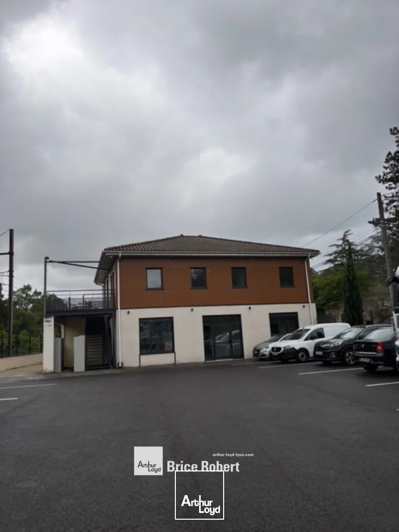 à louer - local d'activités avec un terrain enrobé pour véhicules lourds - Irigny