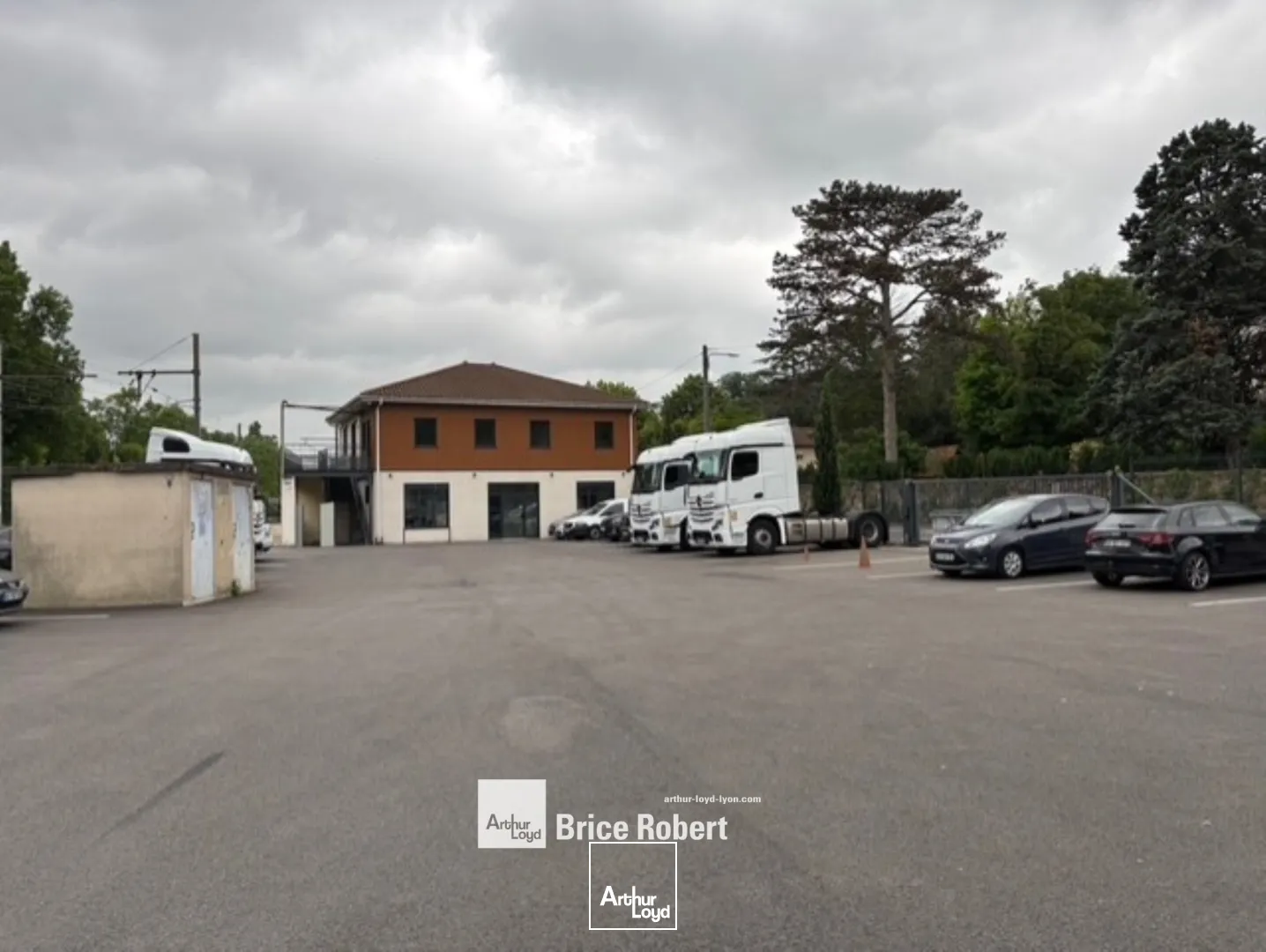 à louer - local d'activités avec un terrain enrobé pour véhicules lourds - Irigny