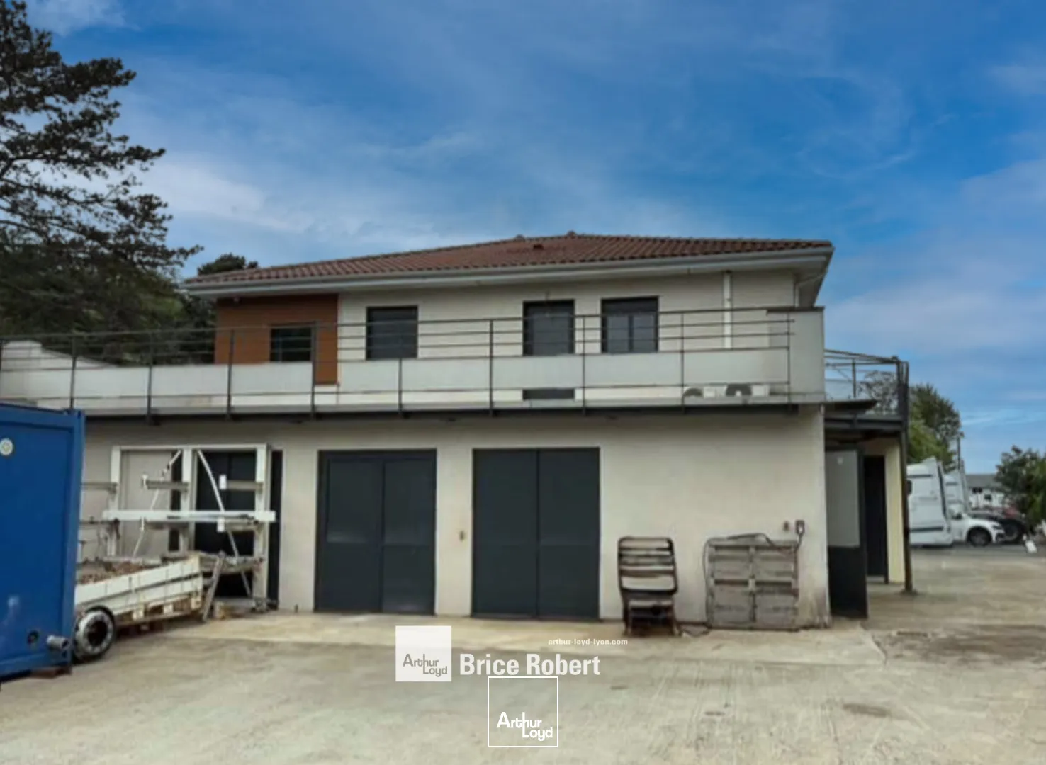 A louer - local d'activités idéal pour activités nécessitant du stockage extérieur - Irigny