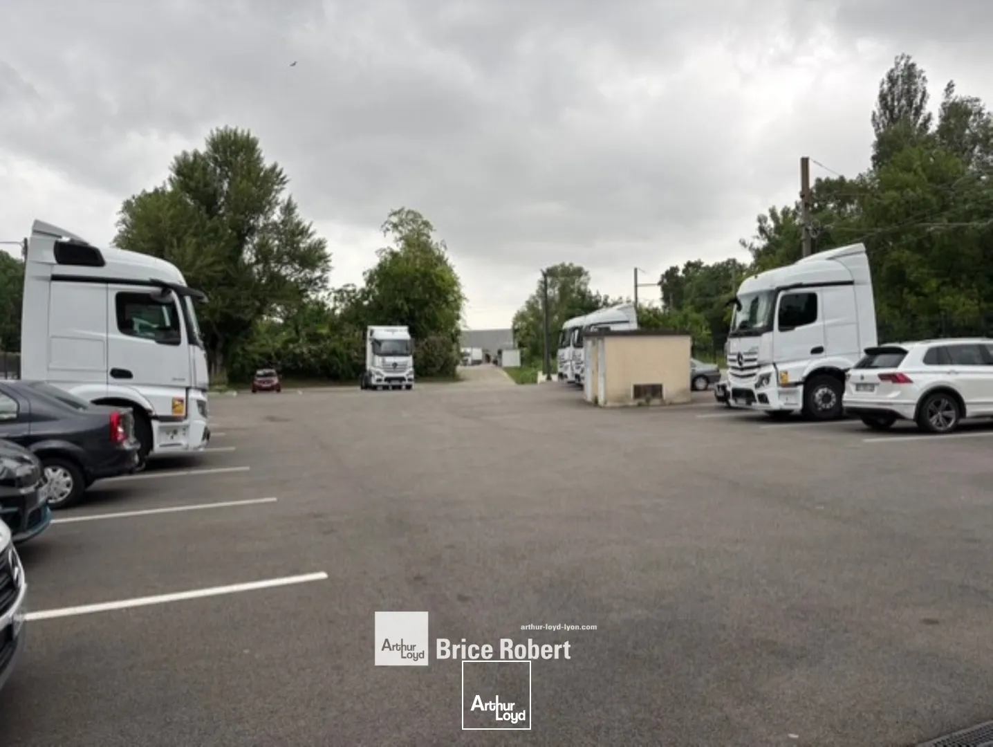 A louer - local d'activités idéal pour activités nécessitant du stockage extérieur - Irigny