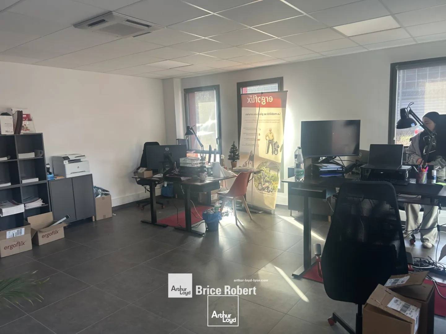 A louer - Local d'activités de 460 m² avec une porte sectionnelle électrique - Chassieu