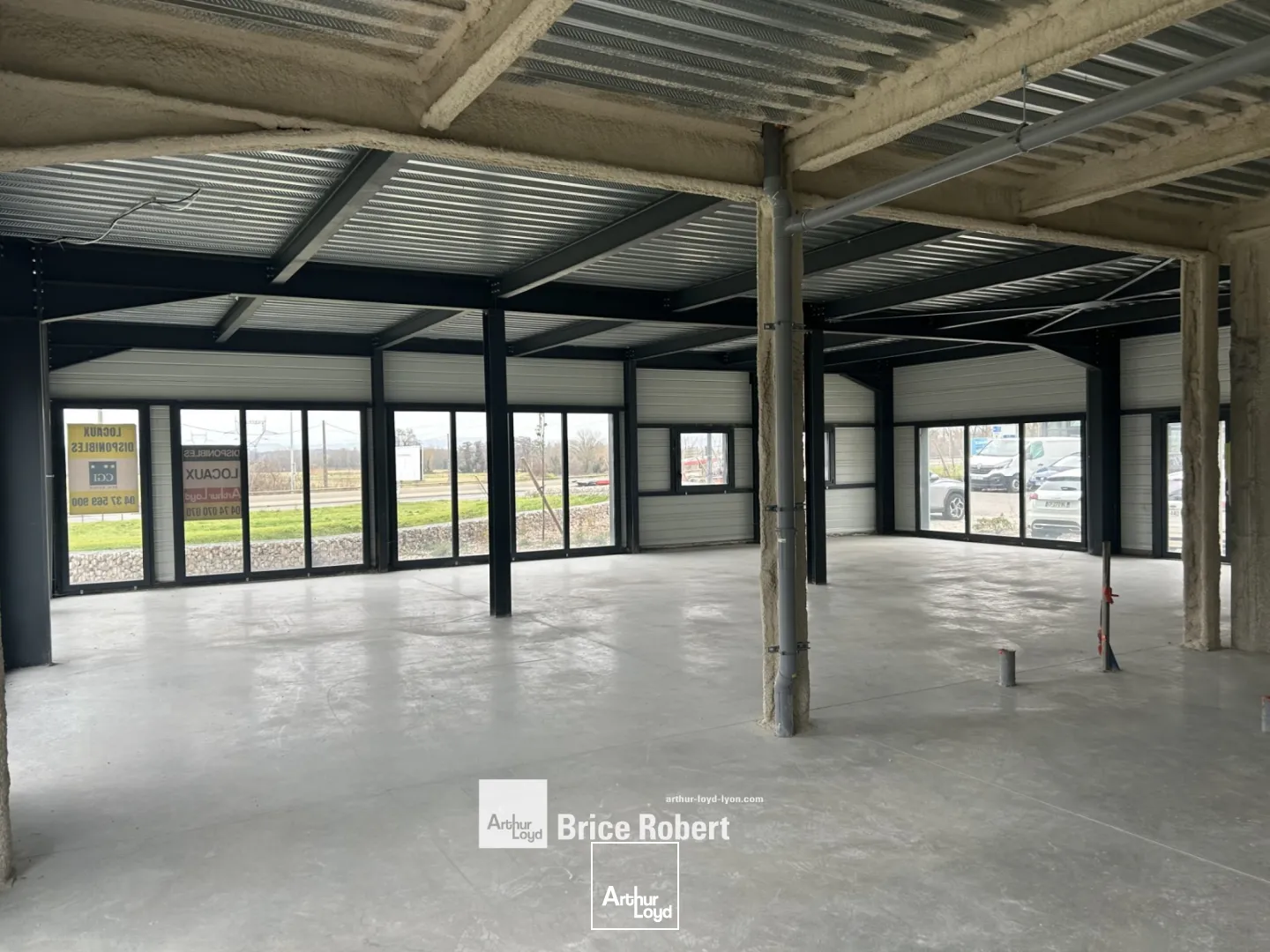 A vendre ou à louer - Local commercial type show-room neuf de 190 m² - Genay