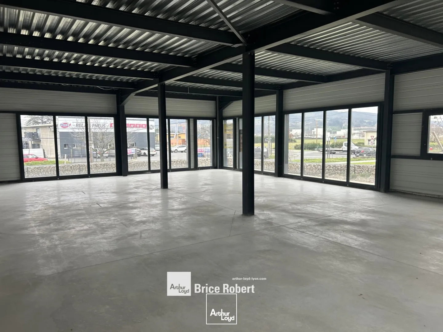 A vendre ou à louer - Local commercial type show-room neuf de 190 m² - Genay