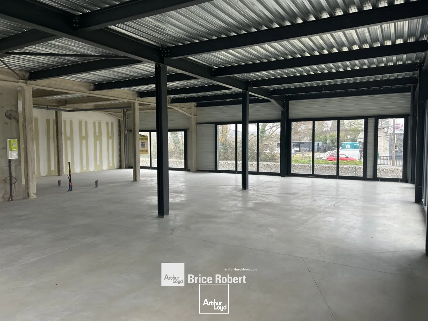 A vendre ou à louer - Local commercial type show-room neuf de 190 m² - Genay