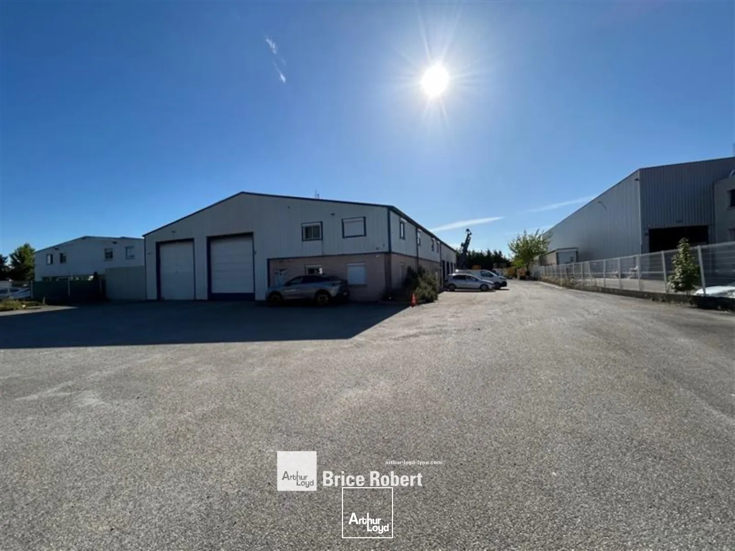 Bâtiment d'activités à louer sur terrain de 4000 m² - à Meyzieu