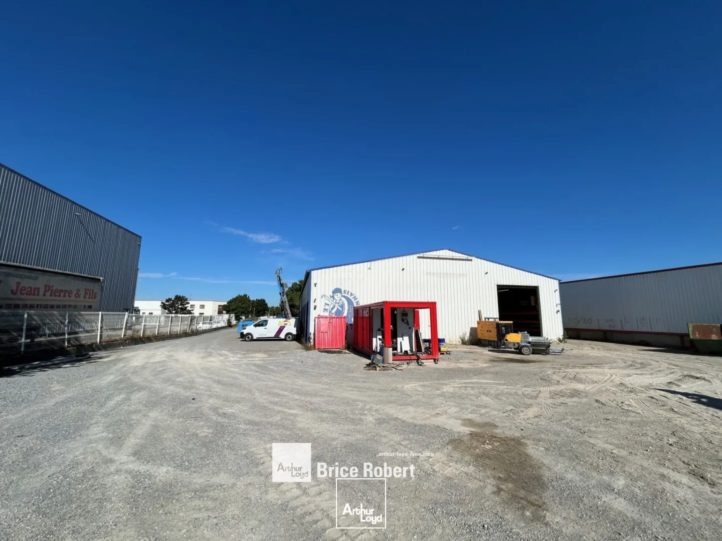 Bâtiment d'activités à louer sur terrain de 4000 m² - à Meyzieu