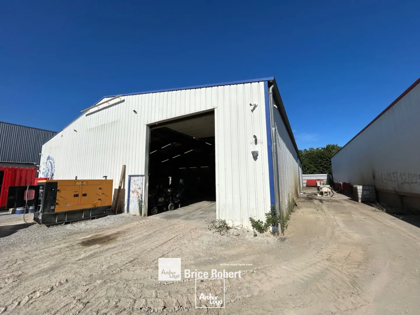 Bâtiment d'activités à louer sur terrain de 4000 m² - à Meyzieu