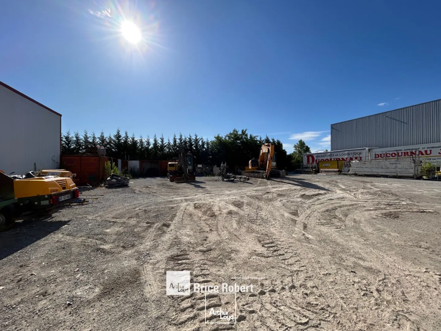 Bâtiment d'activités à louer sur terrain de 4000 m² - à Meyzieu