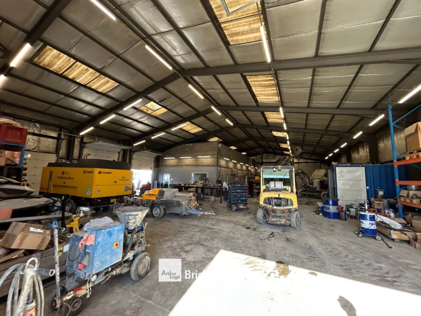 Bâtiment d'activités à louer sur terrain de 4000 m² - à Meyzieu