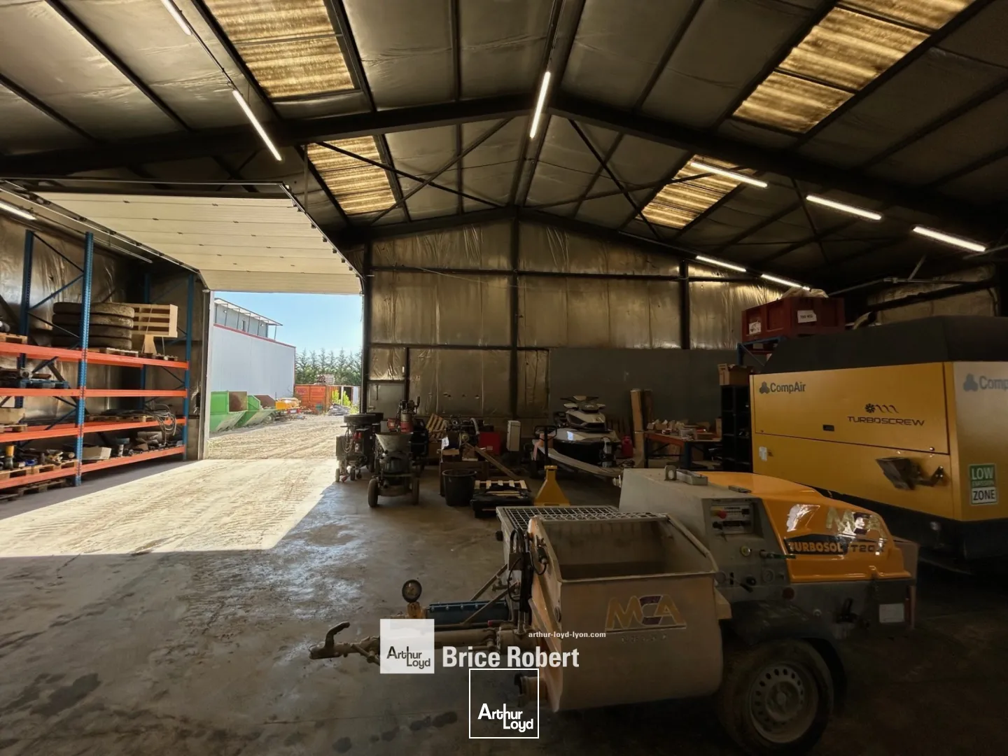 Bâtiment d'activités à louer sur terrain de 4000 m² - à Meyzieu