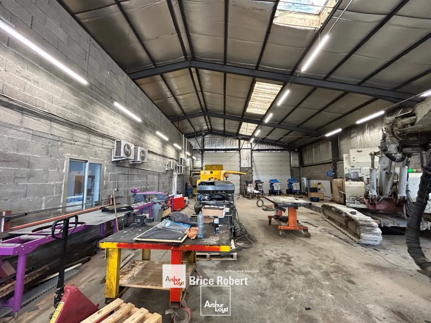 Bâtiment d'activités à louer sur terrain de 4000 m² - à Meyzieu