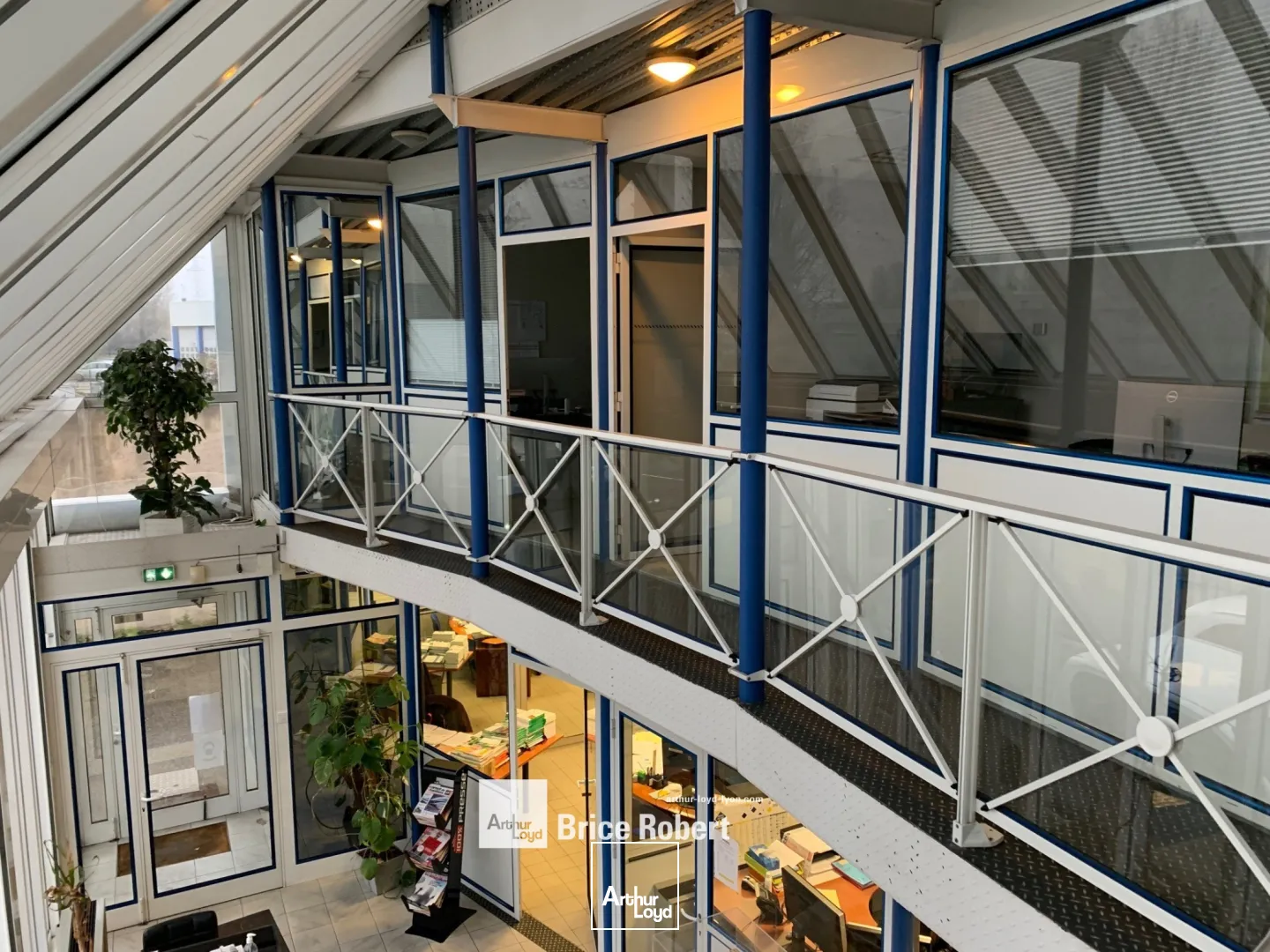 Local d'activités indépendant sur son terrain - sur Vaulx en Velin - à la location