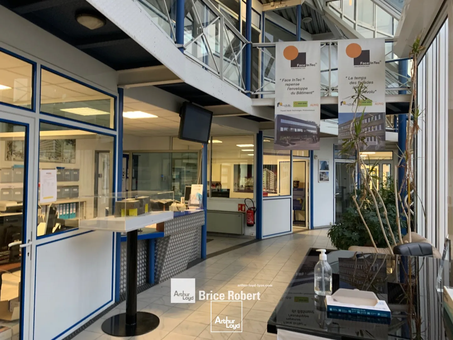 Local d'activités indépendant sur son terrain - sur Vaulx en Velin - à la location