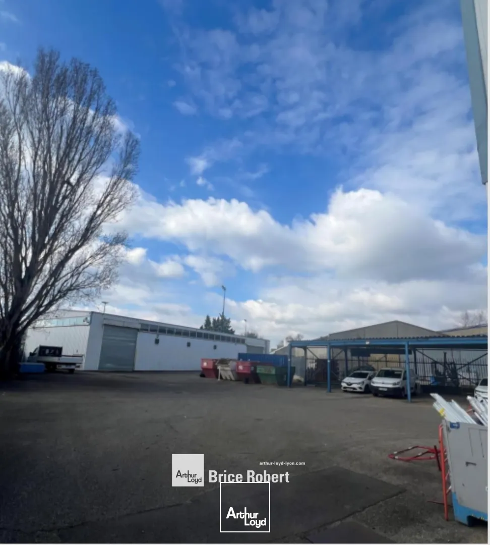 Local d'activités indépendant sur son terrain - sur Vaulx en Velin - à la location