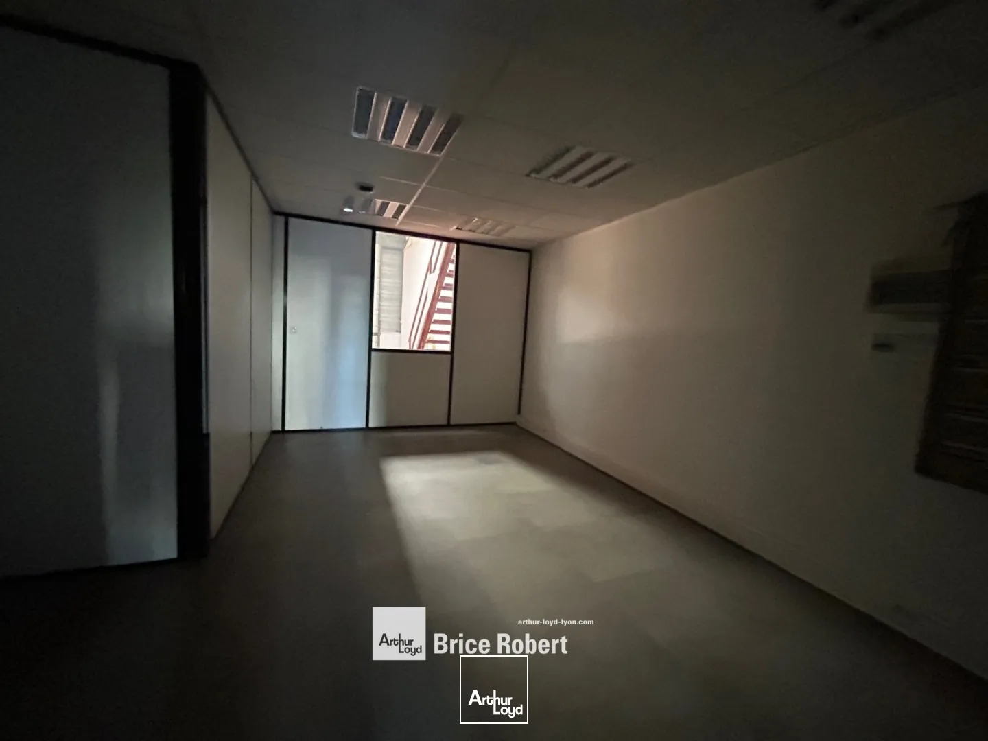 A louer - local d'activités avec bureaux en R+1 avec une porte sectionnelle électrique - Vaulx-en Velin