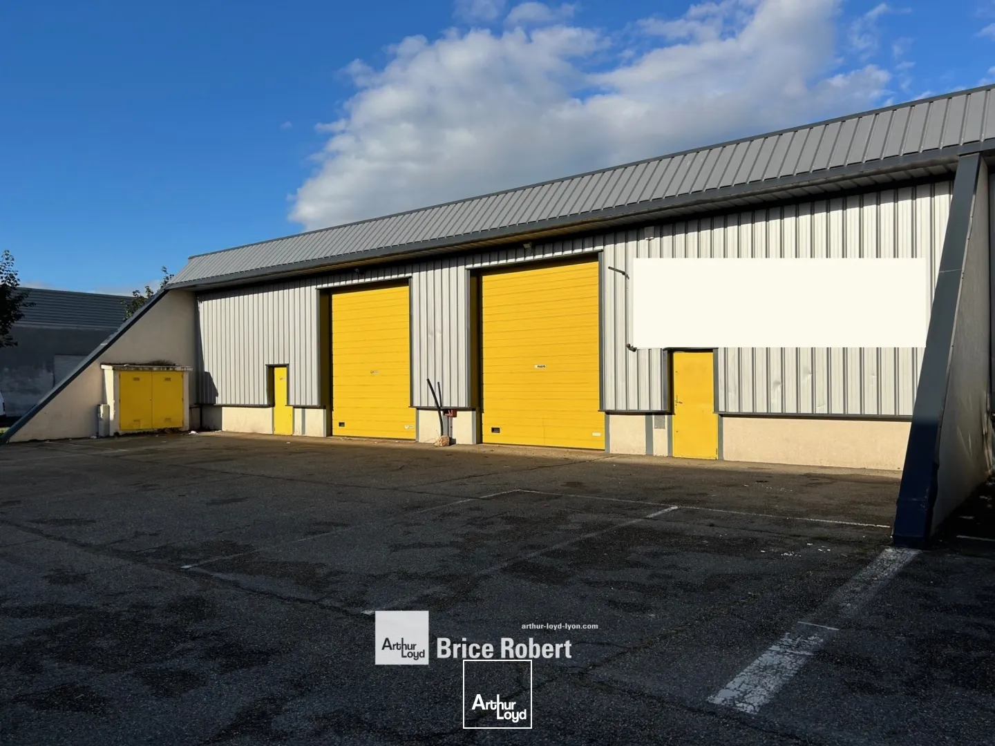 A louer - local d'activités avec bureaux en R+1 avec une porte sectionnelle électrique - Vaulx-en Velin