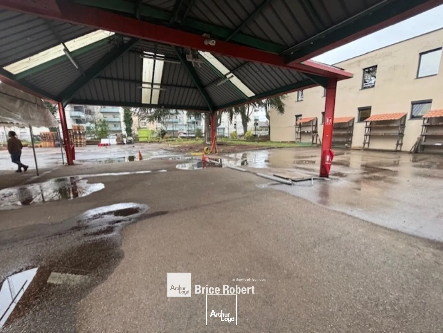 A louer - Locaux d'activités avec une surface 1000m² et un environnement mixte - Saint Priest