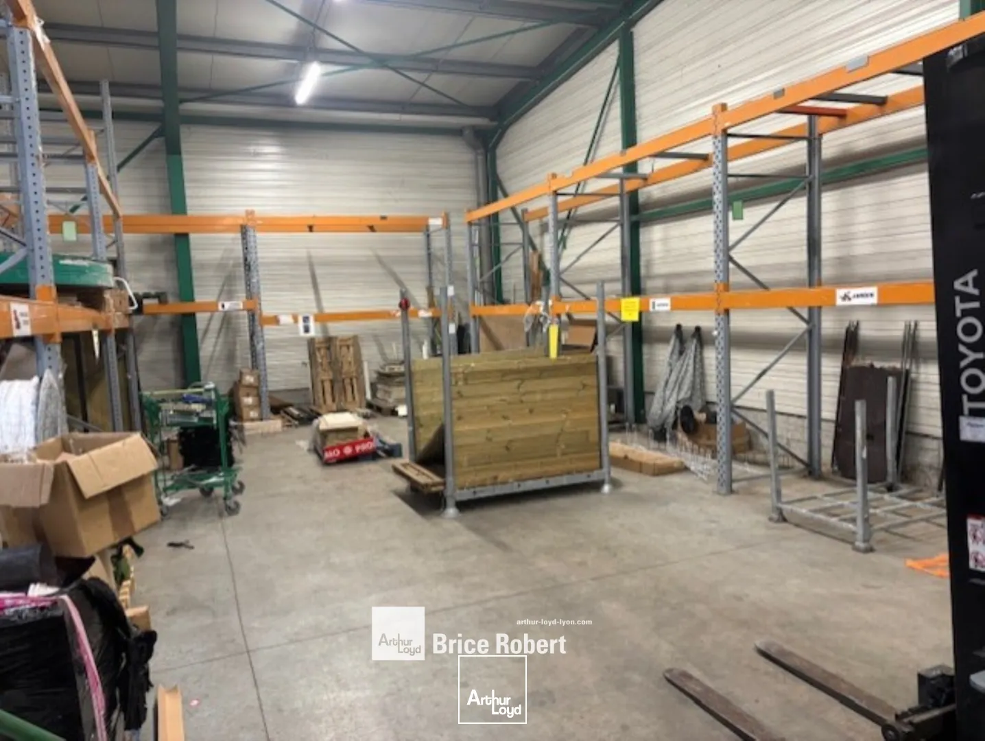 A louer - Locaux d'activités avec une surface 1000m² et un environnement mixte - Saint Priest
