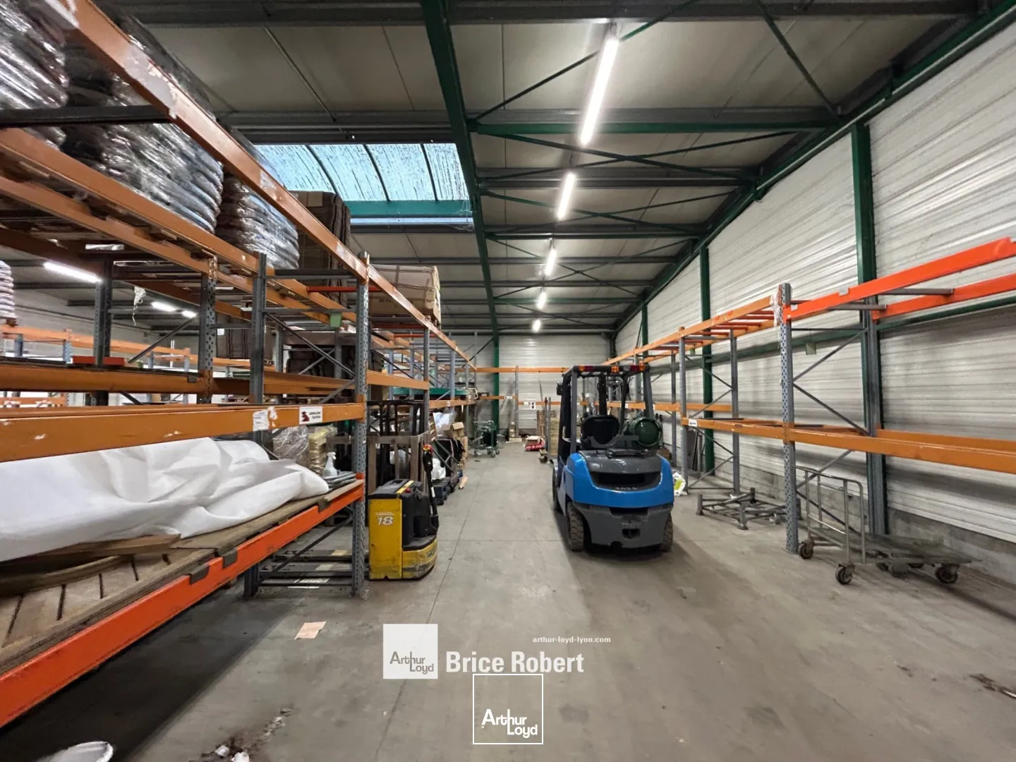 A louer - Locaux d'activités avec une surface 1000m² et un environnement mixte - Saint Priest