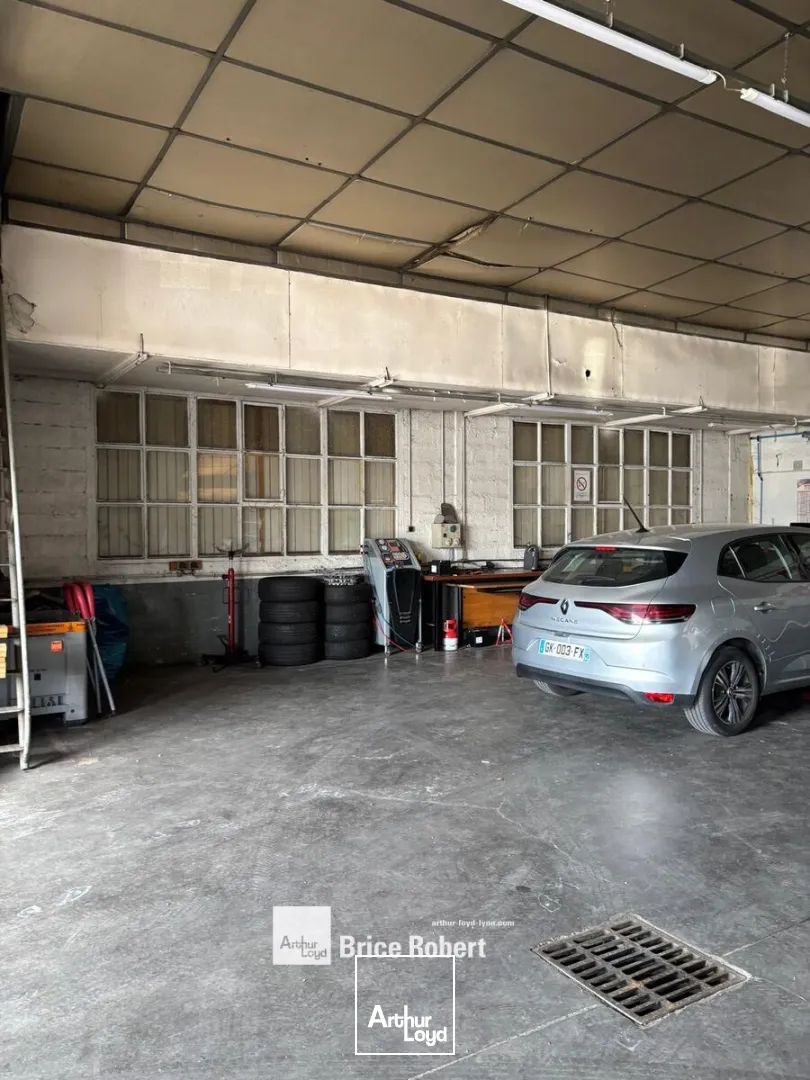 A vendre - local d'activités avec une belle visibilité adéquat pour tout type d'activités - Ruy-Montceau