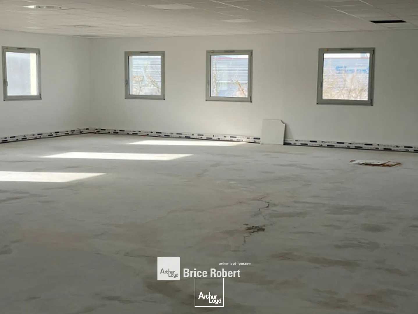 A vendre - Bureaux climatisés dans immeuble sur terrain clos - Saint Priest