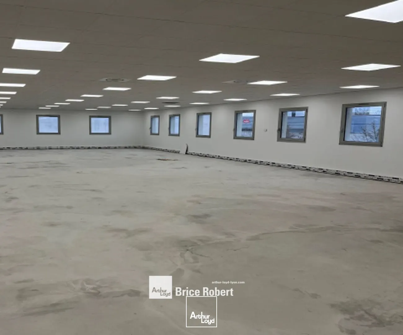 A vendre - Bureaux climatisés dans immeuble sur terrain clos - Saint Priest