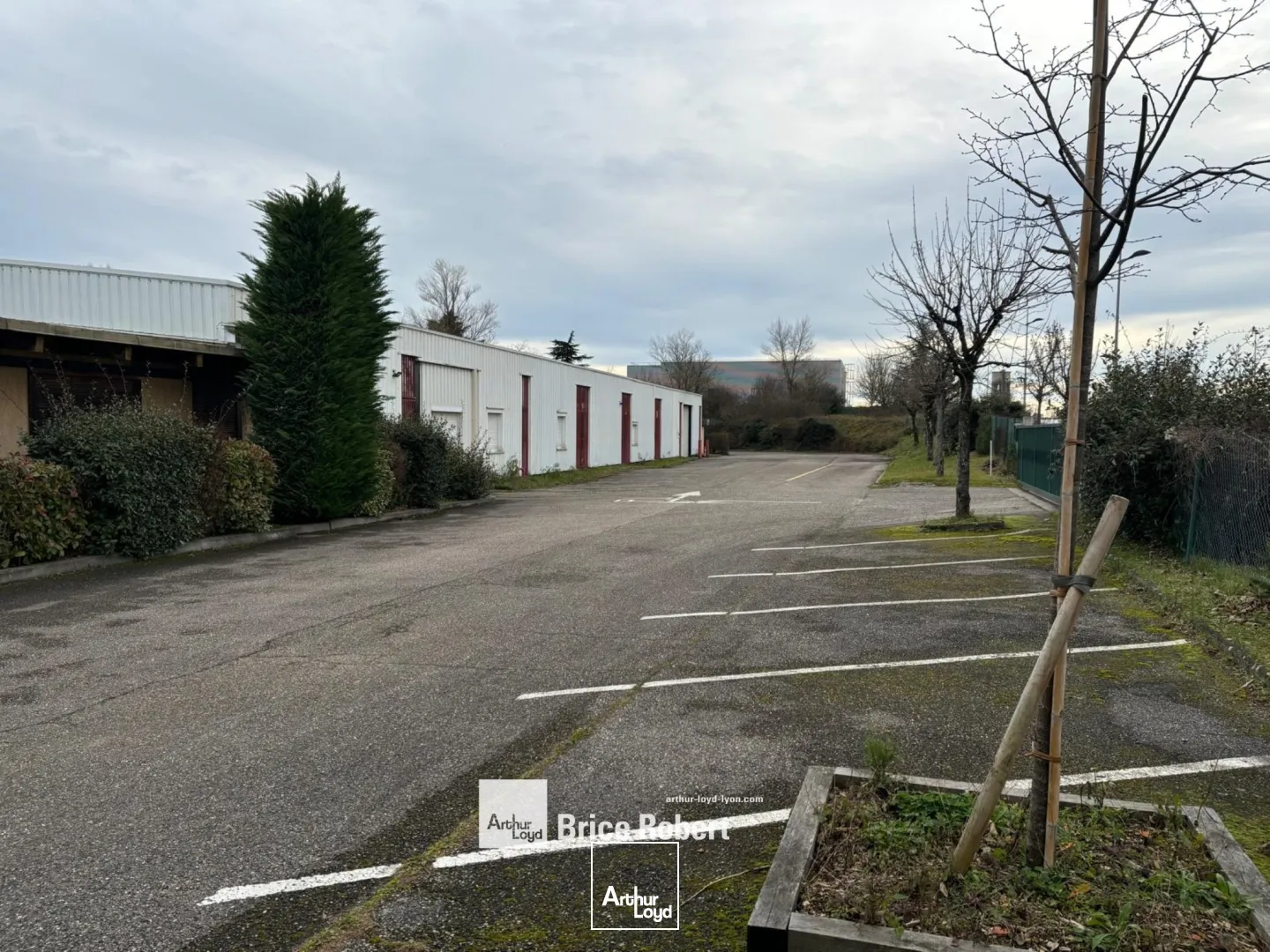 A louer - Bâtiment d'activités avec bureaux sur 2 niveaux situé sur un site indépendant et clos - Rillieux -la-Pape