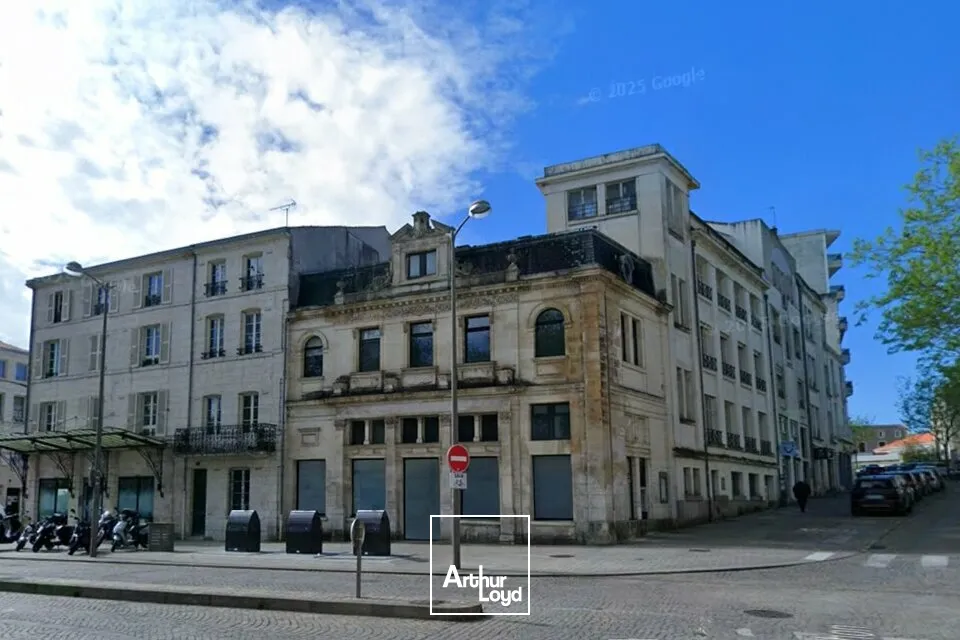 A LOUER PROCHE PARKING LA BRECHE IMMEUBLE EN HYPER CENTRE NIORT BELLE VISIBILITE 