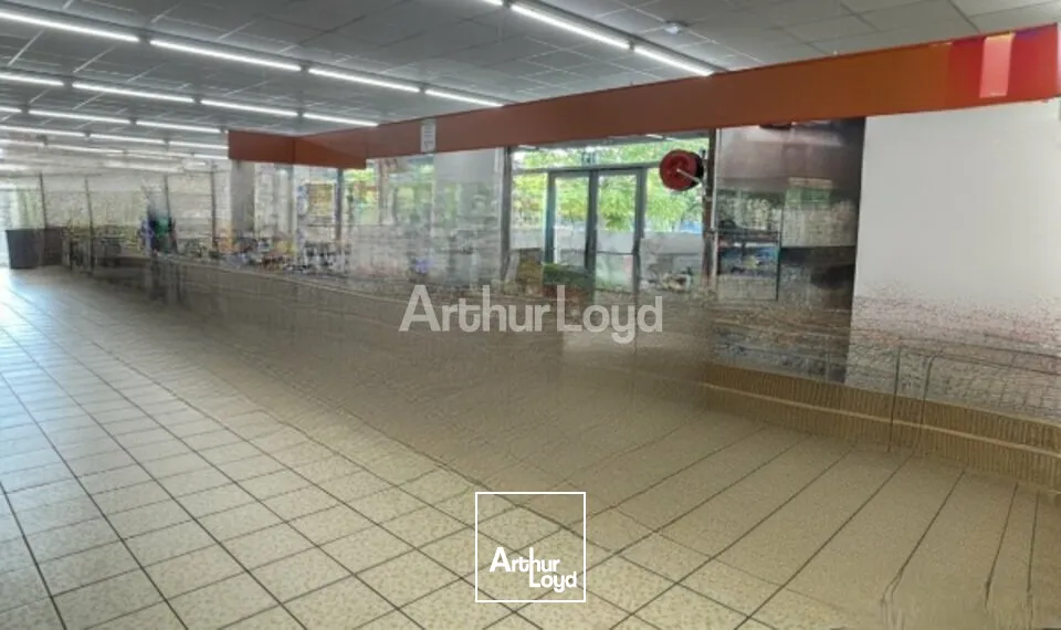 Sur un axe stratégique en périphérie de Reims - à louer - local commercial d'environ 1 200m2 - comptabilisant pas moins de 25 000 véhicules/jour. 