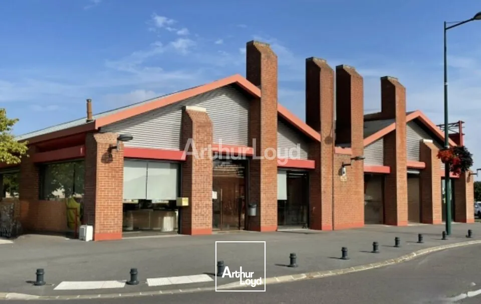 Sur un axe stratégique en périphérie de Reims - à louer - local commercial d'environ 1 200m2 - comptabilisant pas moins de 25 000 véhicules/jour. 