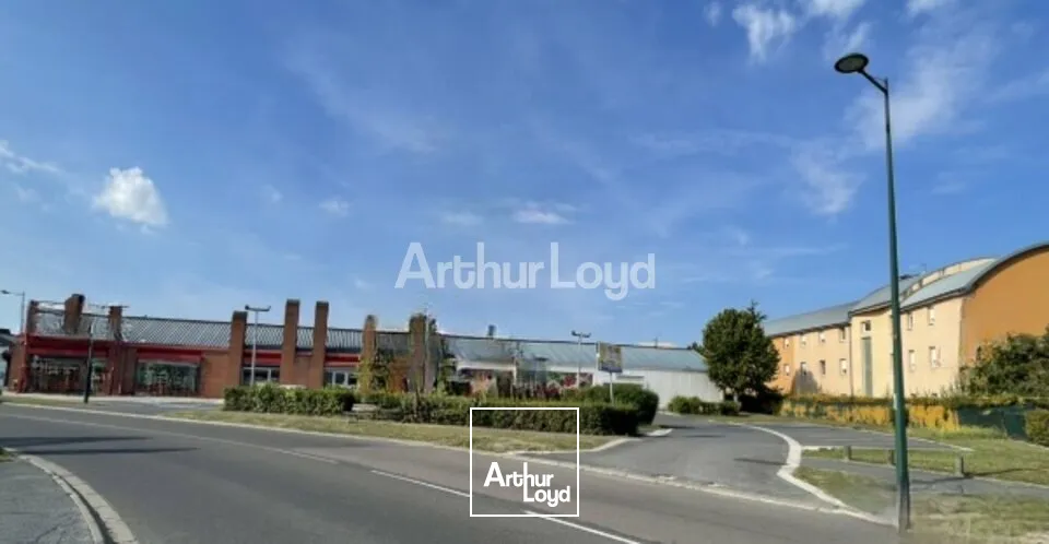 Sur un axe stratégique en périphérie de Reims - à louer - local commercial d'environ 1 200m2 - comptabilisant pas moins de 25 000 véhicules/jour. 