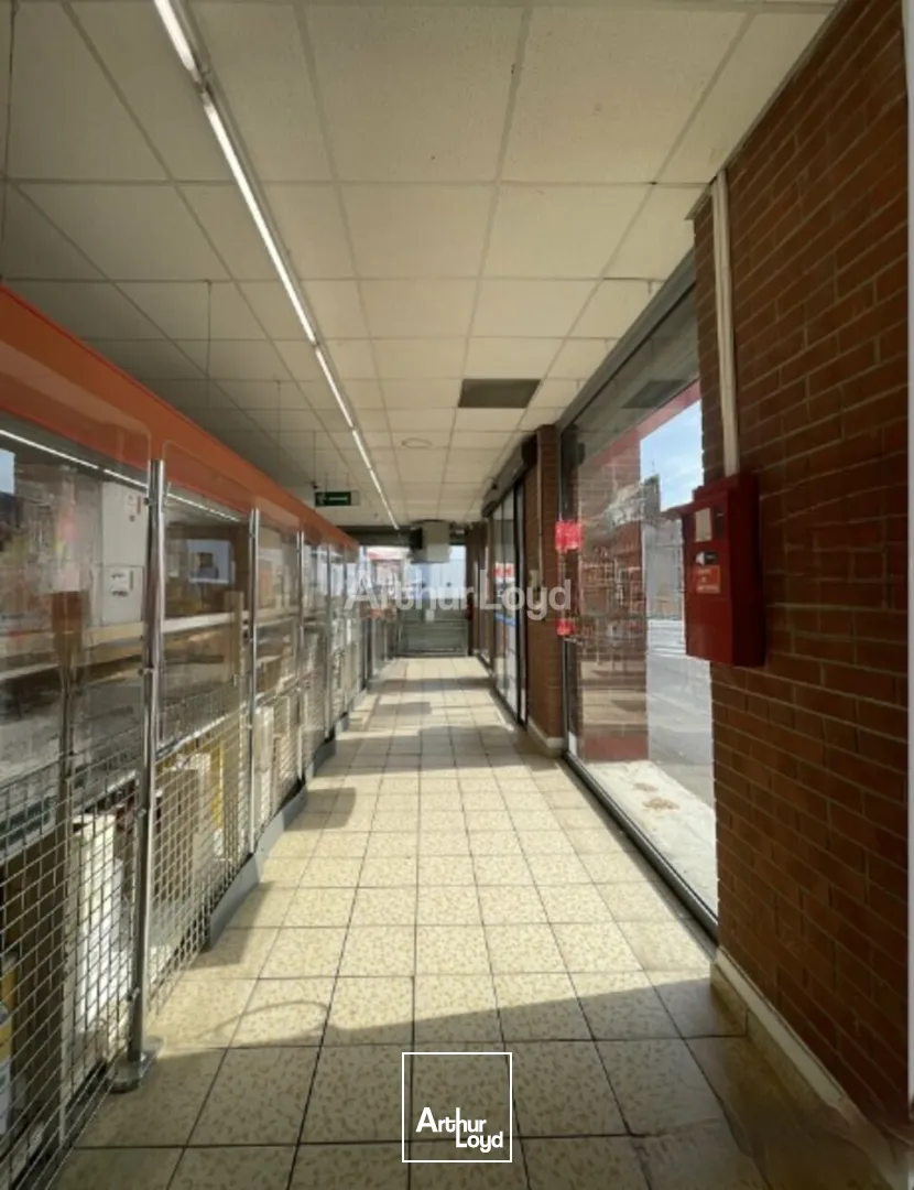 Sur un axe stratégique en périphérie de Reims - à louer - local commercial d'environ 1 200m2 - comptabilisant pas moins de 25 000 véhicules/jour. 