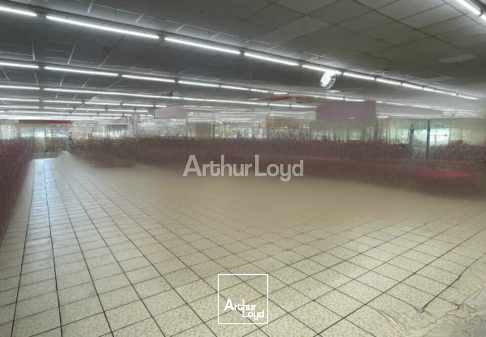 Sur un axe stratégique en périphérie de Reims - à louer - local commercial d'environ 1 200m2 - comptabilisant pas moins de 25 000 véhicules/jour. 