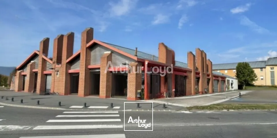 Sur un axe stratégique en périphérie de Reims - à louer - local commercial d'environ 1 200m2 - comptabilisant pas moins de 25 000 véhicules/jour. 