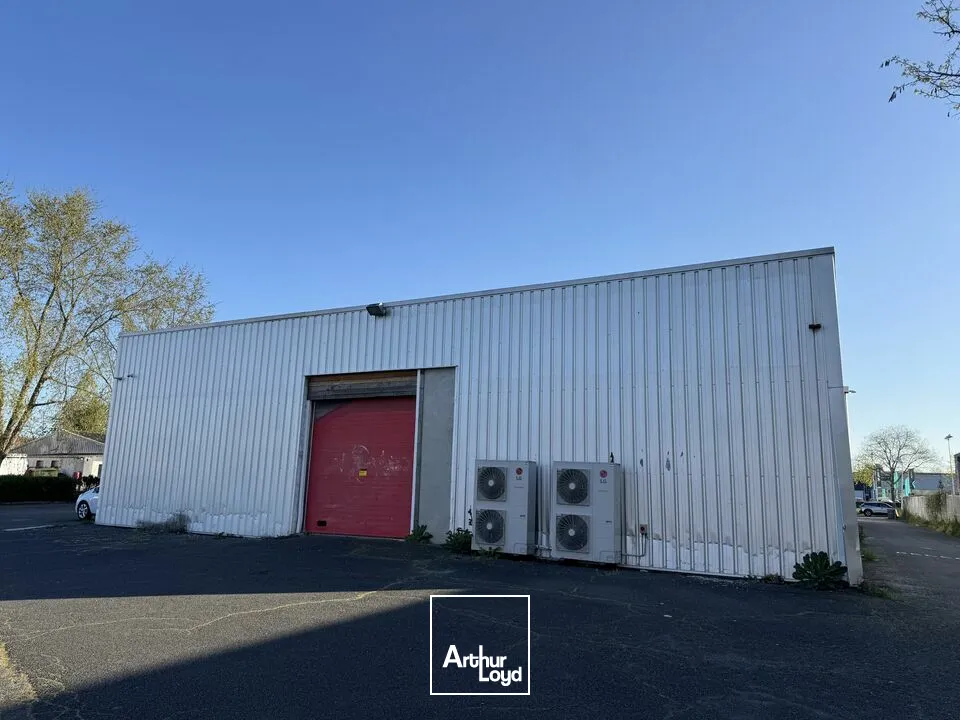 SAINT-CYR-SUR-LOIRE LOCAL COMMERCIAL A VENDRE1000 M² SUR AXE