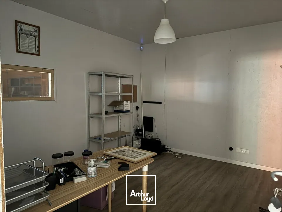 SAINT-CYR-SUR-LOIRE LOCAL COMMERCIAL A VENDRE1000 M² SUR AXE