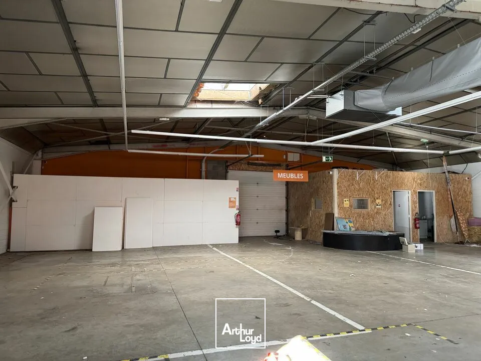 SAINT-CYR-SUR-LOIRE LOCAL COMMERCIAL A VENDRE1000 M² SUR AXE