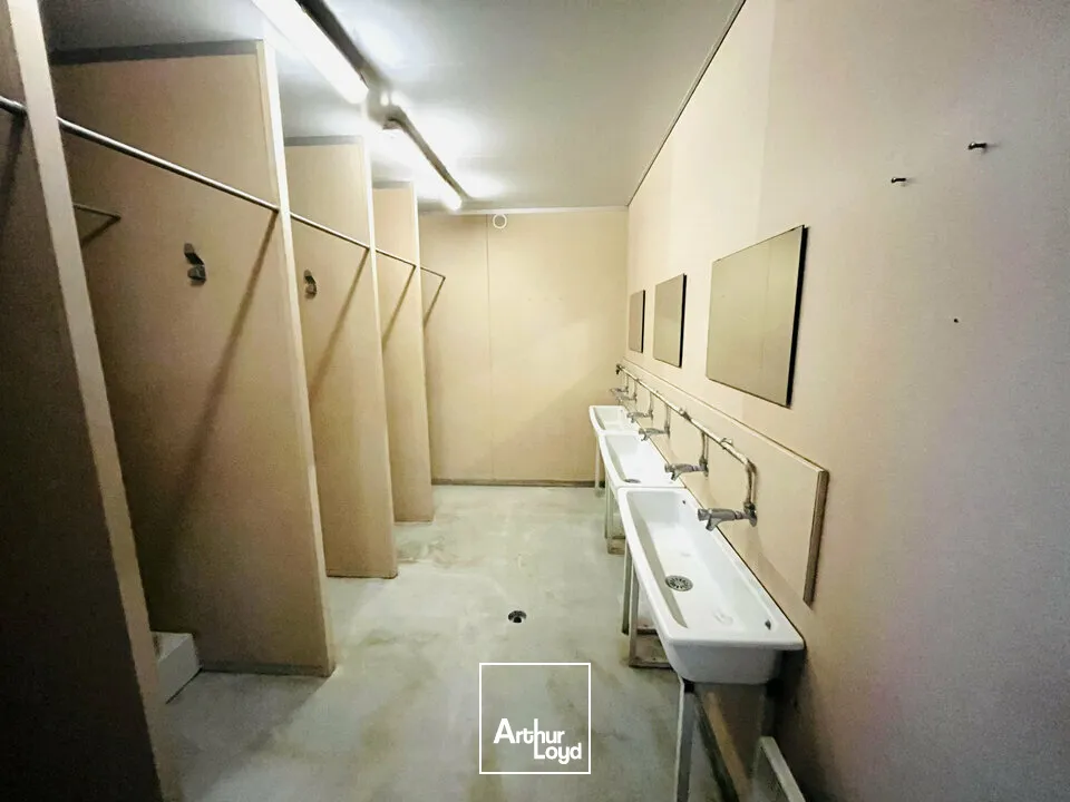 A VENDRE - PORT JÉRÔME SUR SEINE - TERRAIN CONSTRUCTIBLE 1 708 m2 DONT 392 m2 DE BUREAUX. 