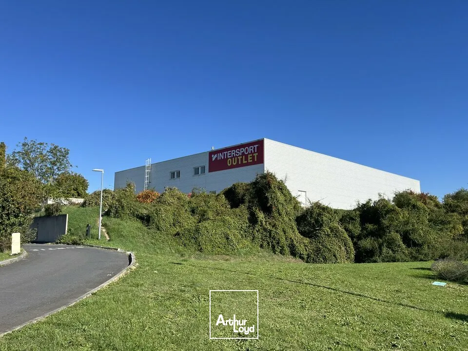 Bâtiment commercial solo disponible ZAC des Montagnes à Champniers