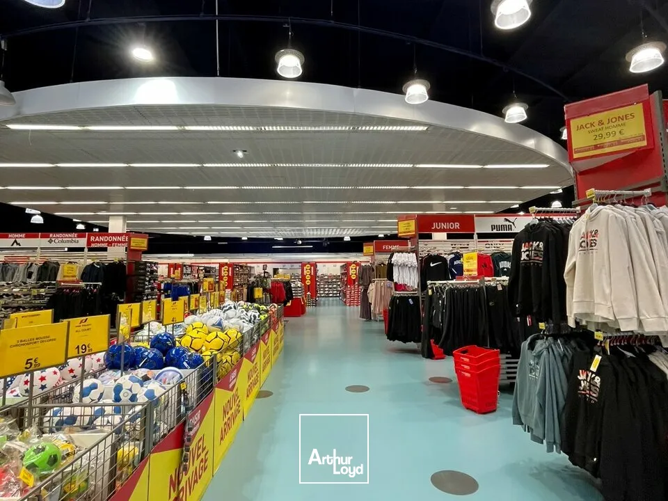 Bâtiment commercial solo disponible ZAC des Montagnes à Champniers