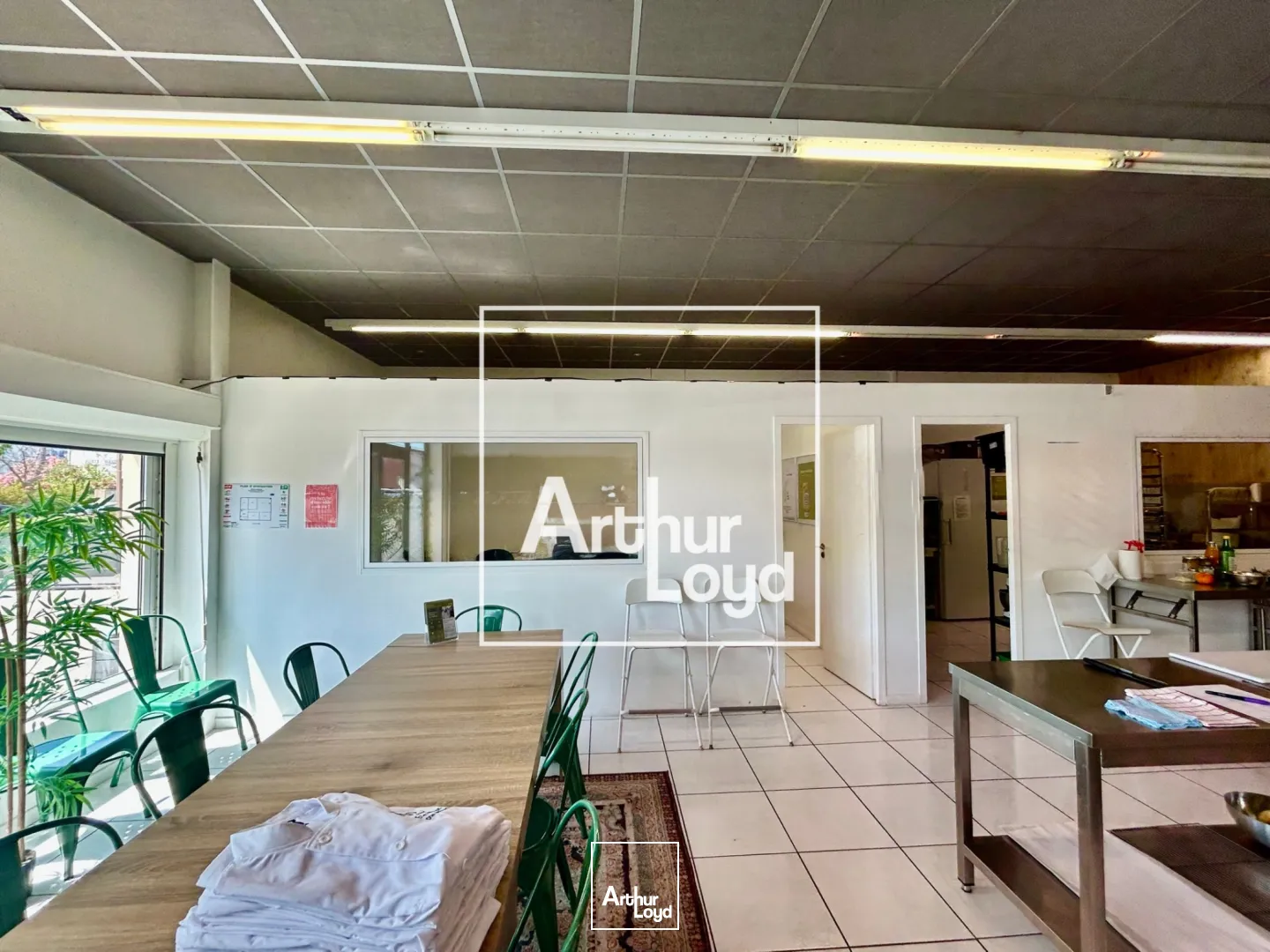 Local commercial 113 m² à louer - Vitrine, visibilité, parking - Idéal point de vente ou showroom