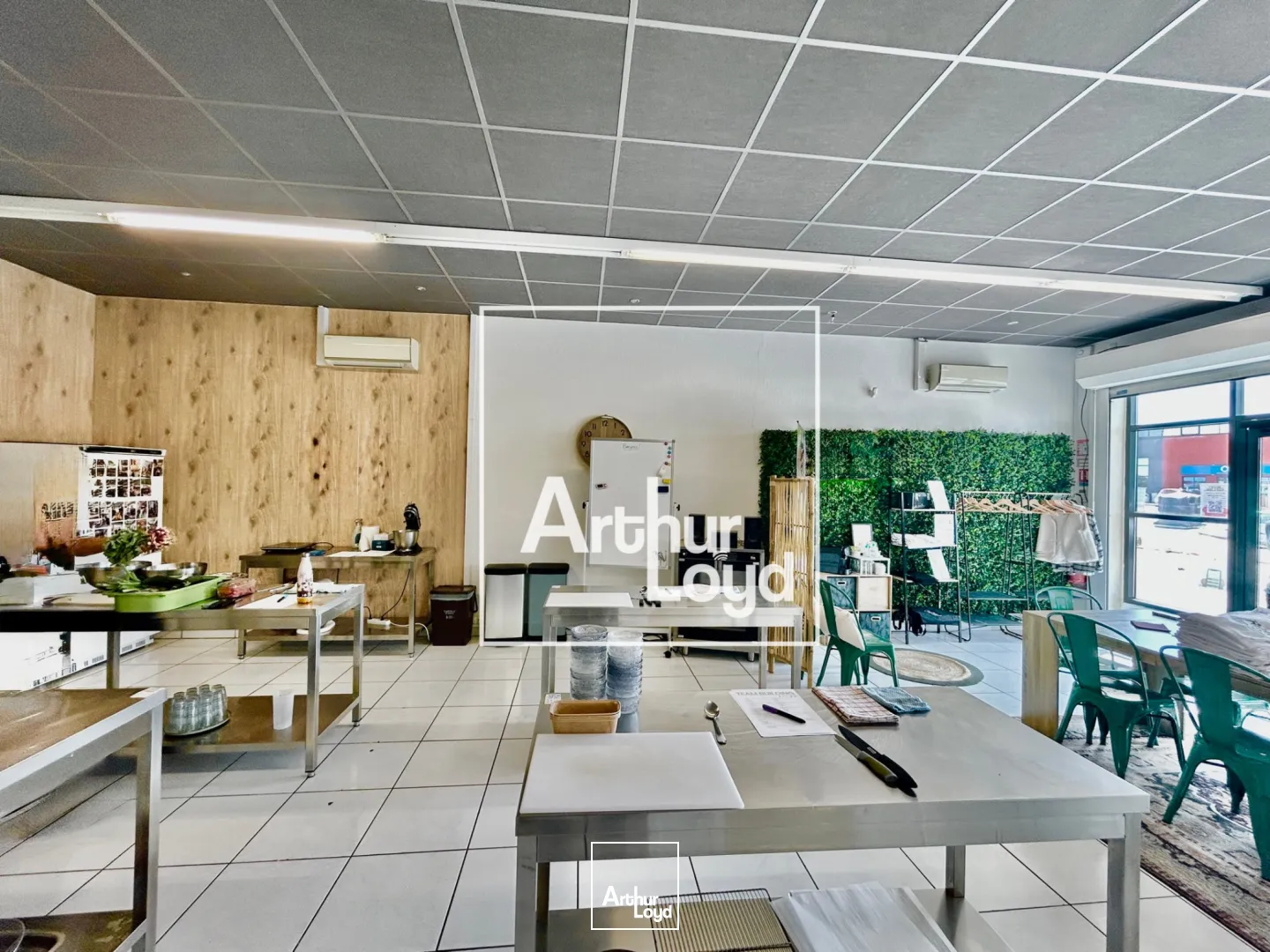 Local commercial 113 m² à louer - Vitrine, visibilité, parking - Idéal point de vente ou showroom