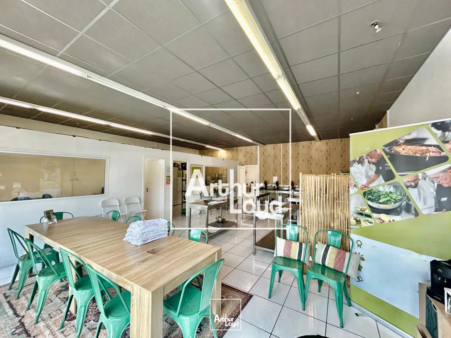 Local commercial 113 m² à louer - Vitrine, visibilité, parking - Idéal point de vente ou showroom