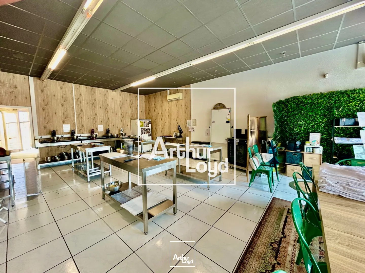 Local commercial 113 m² à louer - Vitrine, visibilité, parking - Idéal point de vente ou showroom